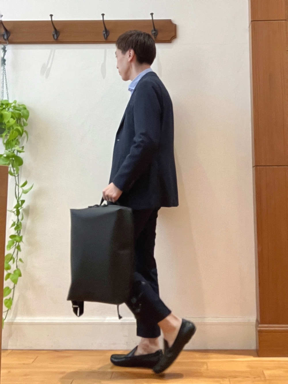 ブルー系のシャツ/ブラウス、ブラック系のバックパック/リュック、ブラック系のベルトを着用したメンズの春コーディネートの3枚目の写真