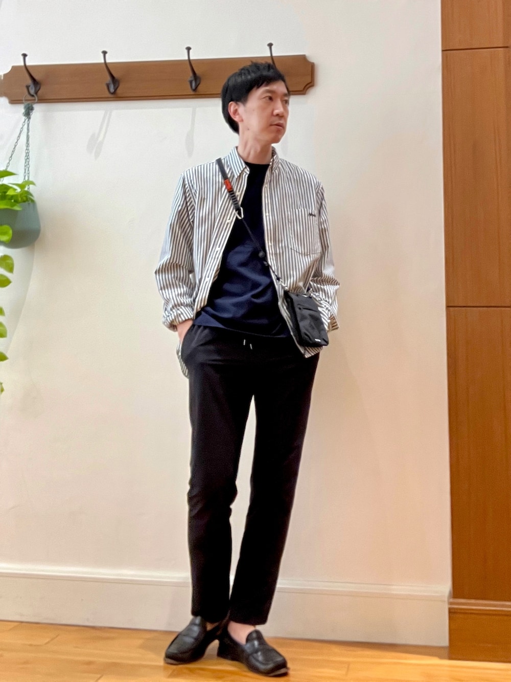 グレー系のシャツ/ブラウス、ブルー系のその他パンツ、ブルー系のTシャツ/カットソーを着用したメンズの春コーディネートの3枚目の写真