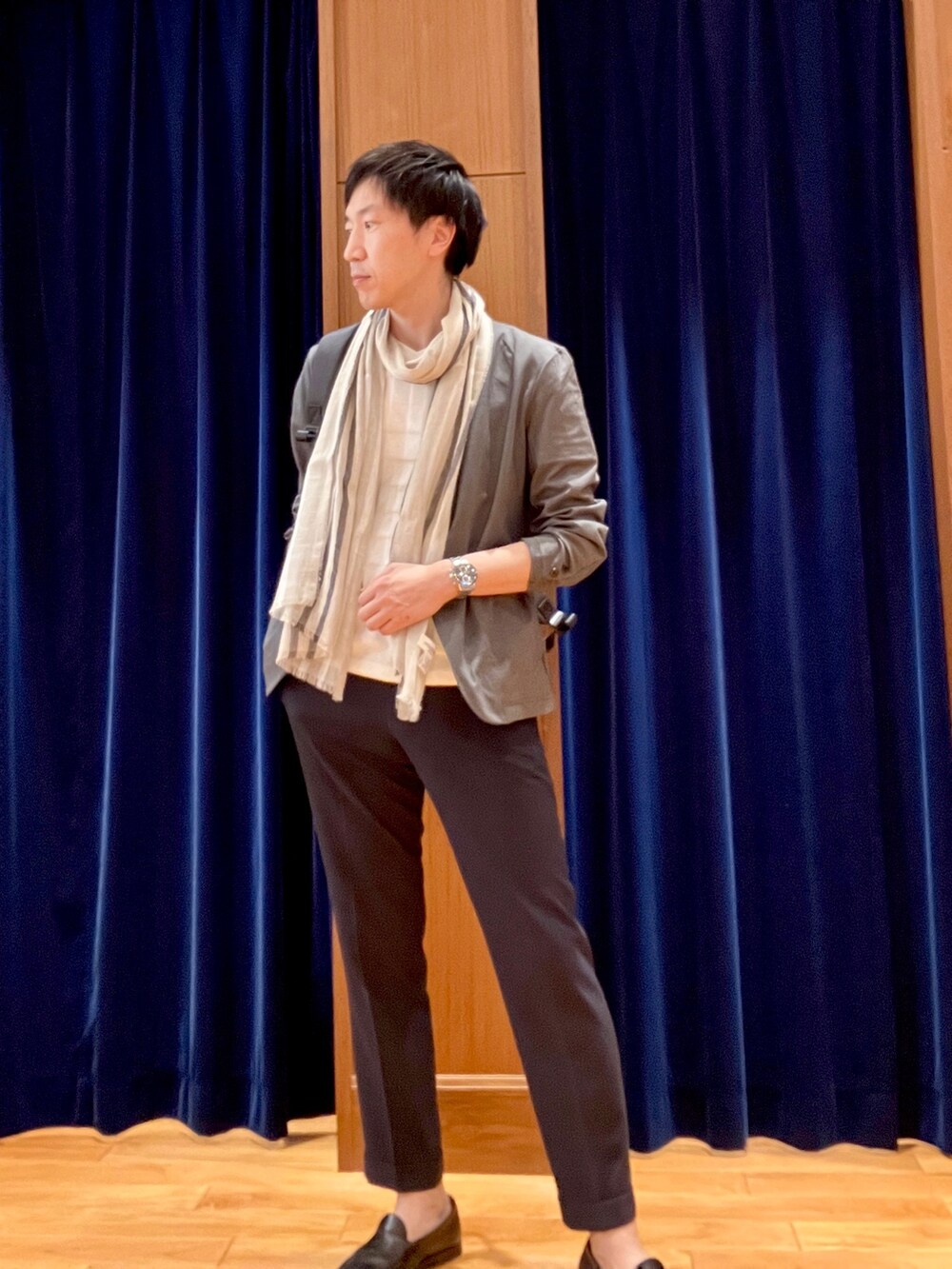 グレー系のノーカラージャケット、ホワイト系のTシャツ/カットソー、ブラック系のバックパック/リュックを着用したメンズの春コーディネートの4枚目の写真