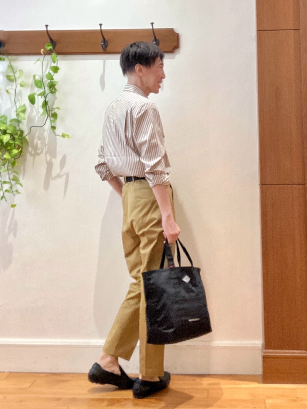 ブラック系のトートバッグ、ベージュ系のシャツ/ブラウス、ブラック系のベルトを着用したメンズの夏コーディネートの5枚目の写真