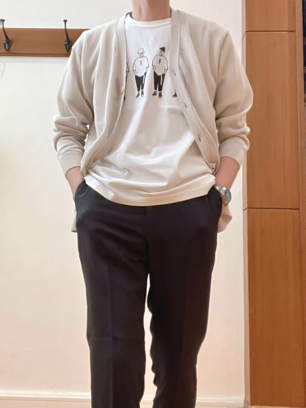 ホワイト系のTシャツ/カットソー、ベージュ系のカーディガン/ボレロ、グレー系のその他パンツを着用したメンズの春コーディネートの7枚目の写真