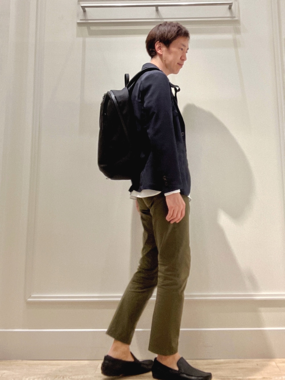 ホワイト系のシャツ/ブラウス、ブルー系のテーラードジャケット、ブラック系のバックパック/リュックを着用したメンズの冬コーディネートの6枚目の写真