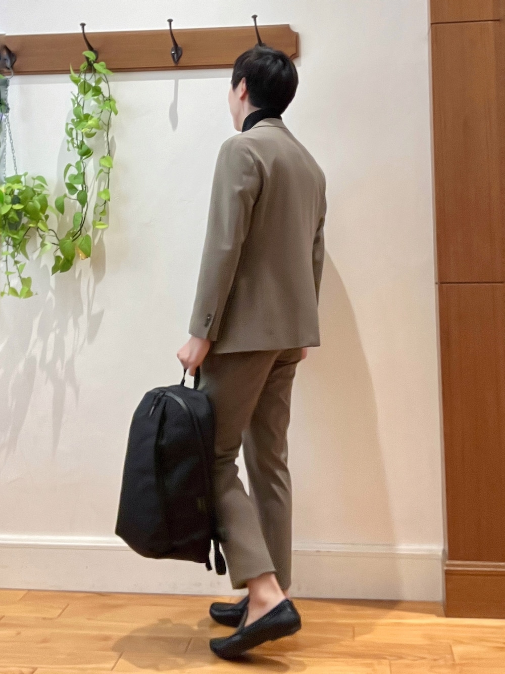 ブラウン系のその他パンツ、ブラウン系のテーラードジャケット、ブラック系のTシャツ/カットソーを着用したメンズの秋コーディネートの4枚目の写真