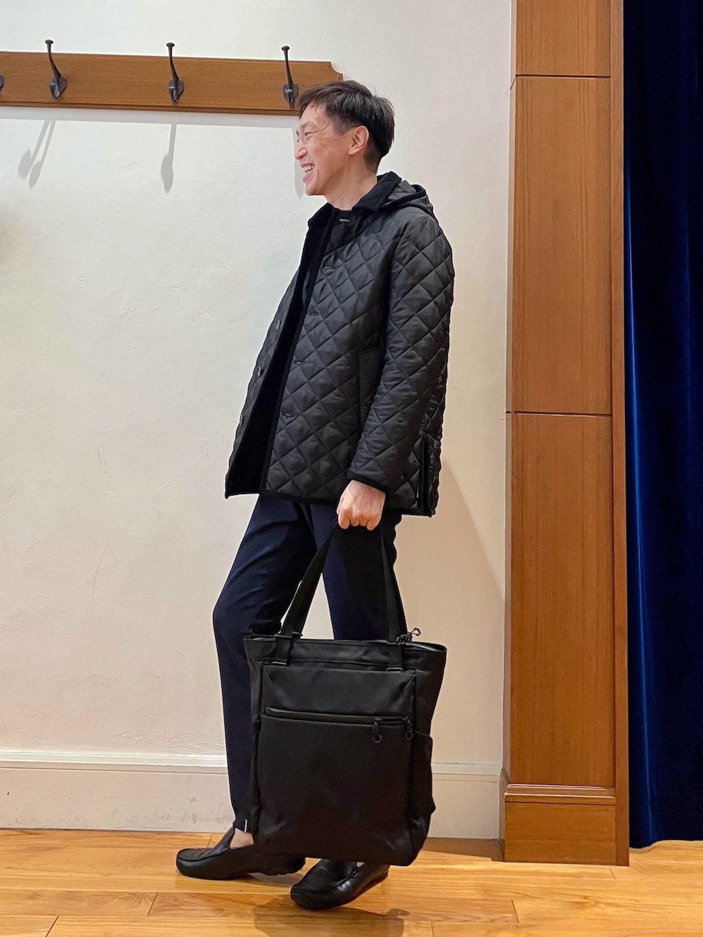 ブルー系のその他パンツ、ブルー系のテーラードジャケット、ブラック系のブルゾンを着用したメンズの秋コーディネートの3枚目の写真