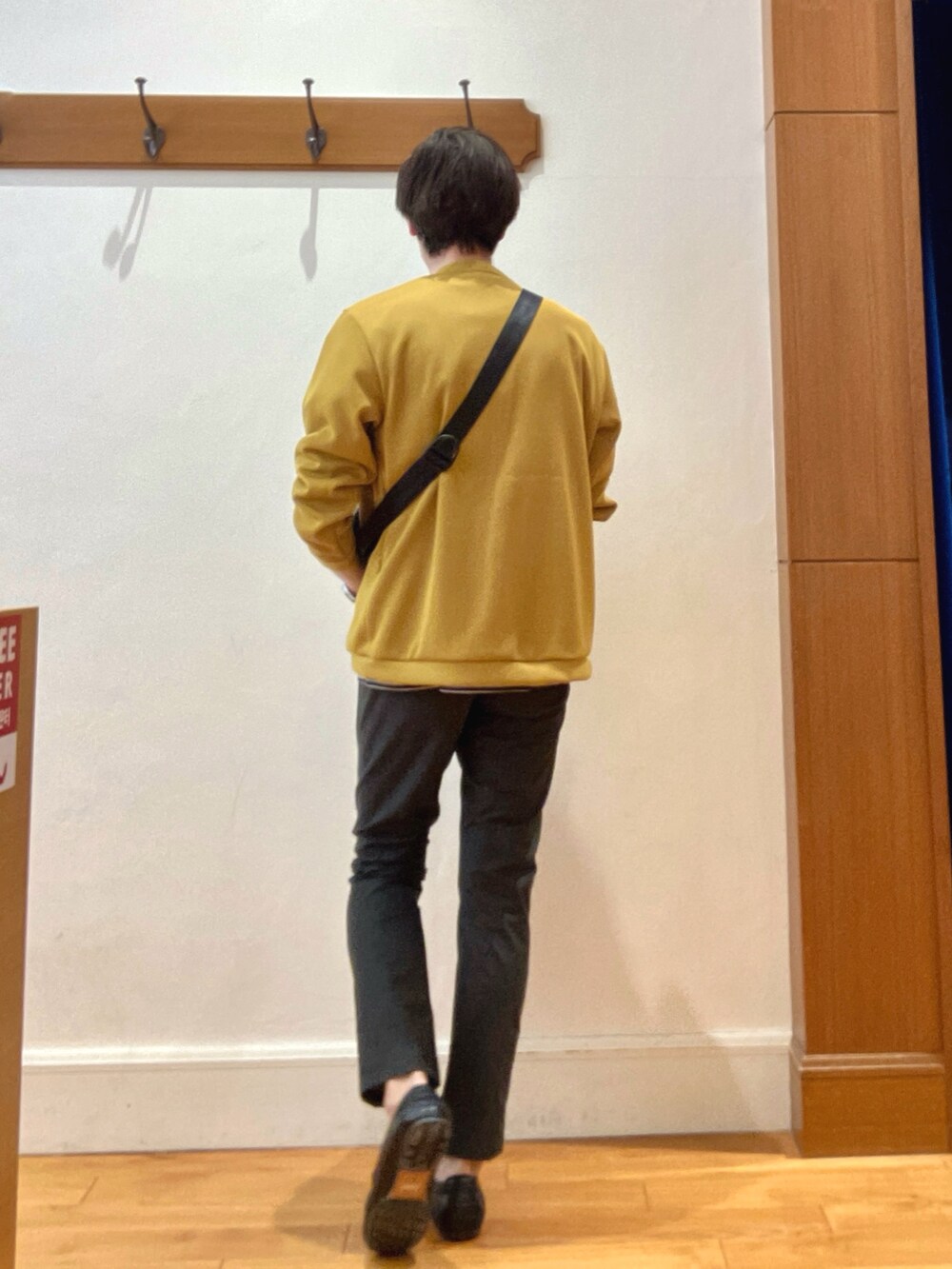 イエロー系のカーディガン/ボレロ、ブラック系のTシャツ/カットソー、ブラック系のショルダーバッグを着用したメンズの春コーディネートの5枚目の写真