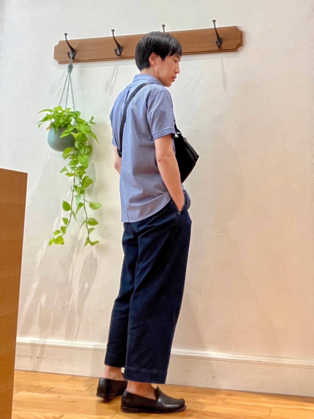 ブルー系のシャツ/ブラウス、ブルー系のTシャツ/カットソー、ブラック系のショルダーバッグを着用したメンズの春コーディネートの4枚目の写真