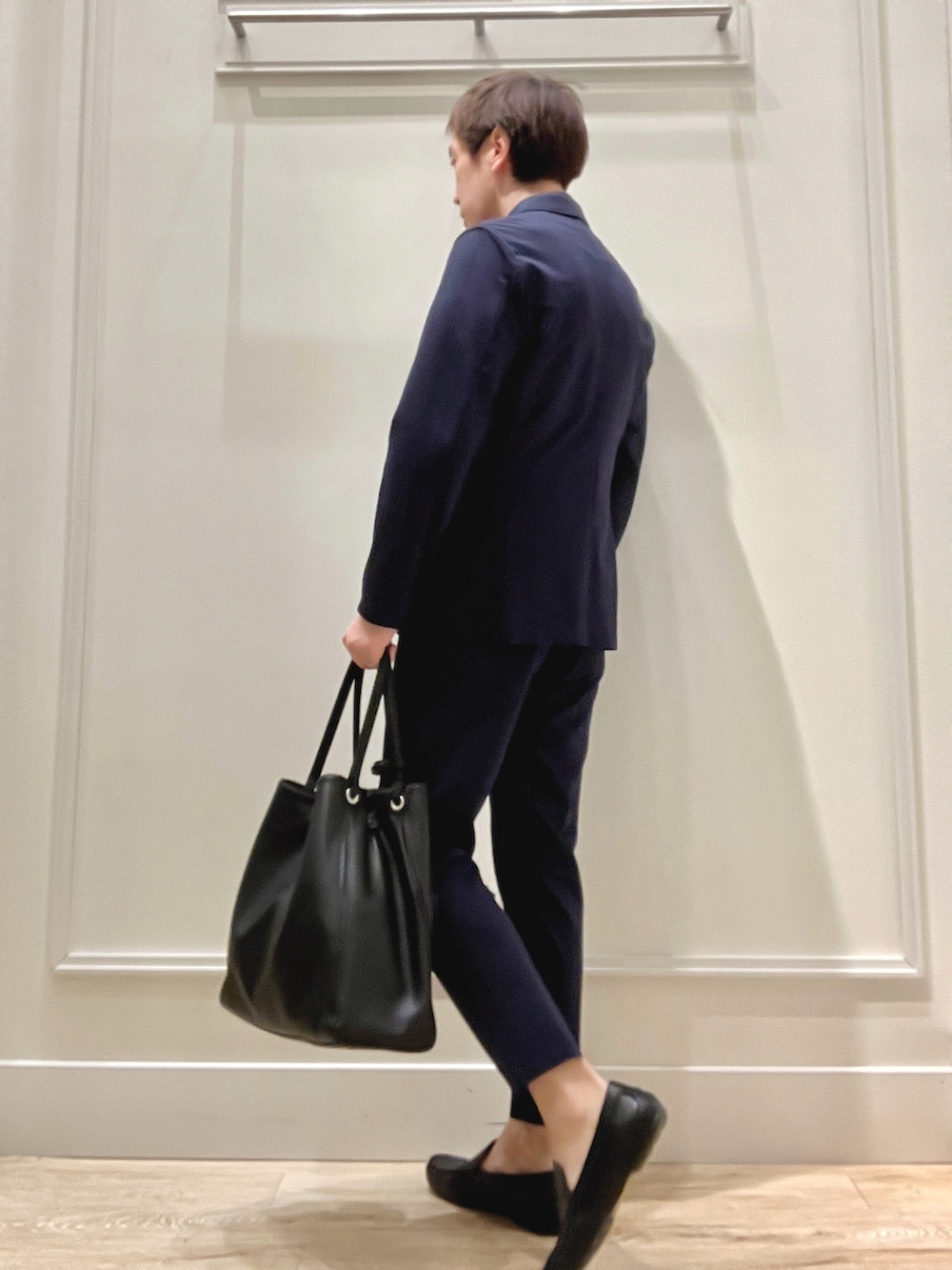 ブルー系のシャツ/ブラウス、ブルー系のネクタイ、ブルー系のテーラードジャケットを着用したメンズの春コーディネートの4枚目の写真