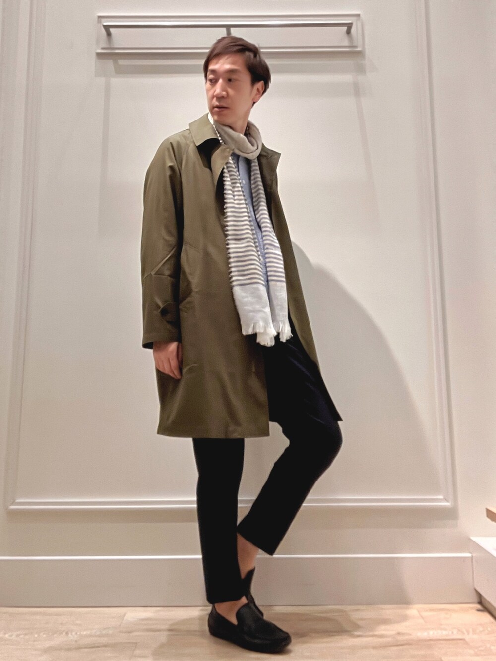 グリーン系のステンカラーコート、ブルー系のシャツ/ブラウス、ブルー系のその他パンツを着用したメンズの冬コーディネートの6枚目の写真