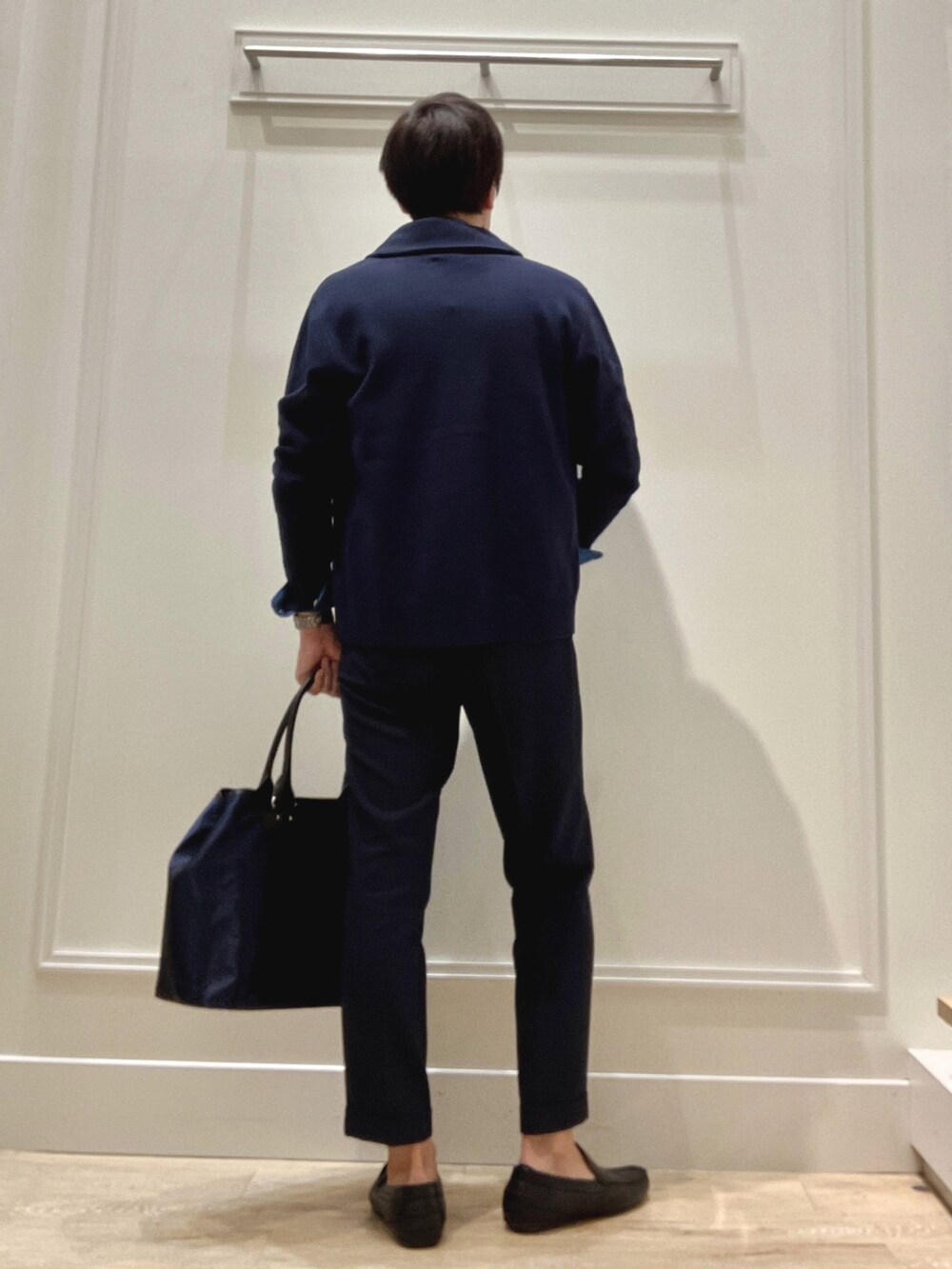 ブルー系のカーディガン/ボレロ、ブルー系のシャツ/ブラウス、ブラック系のトートバッグを着用したメンズの秋コーディネートの3枚目の写真