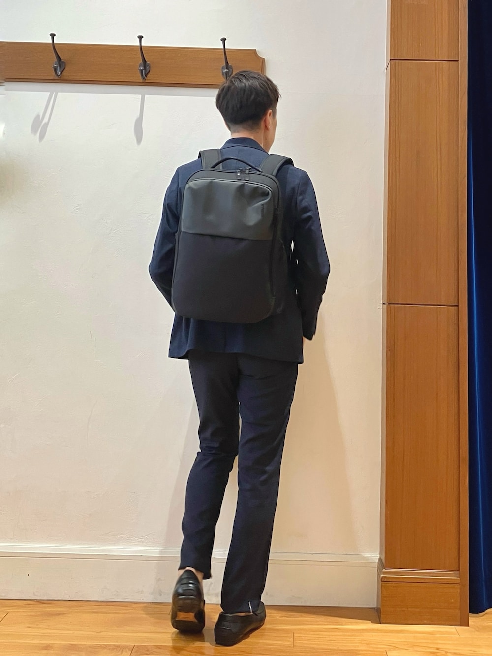 ブルー系のテーラードジャケット、グレー系のTシャツ/カットソー、ブルー系のその他パンツを着用したメンズの秋コーディネートの6枚目の写真