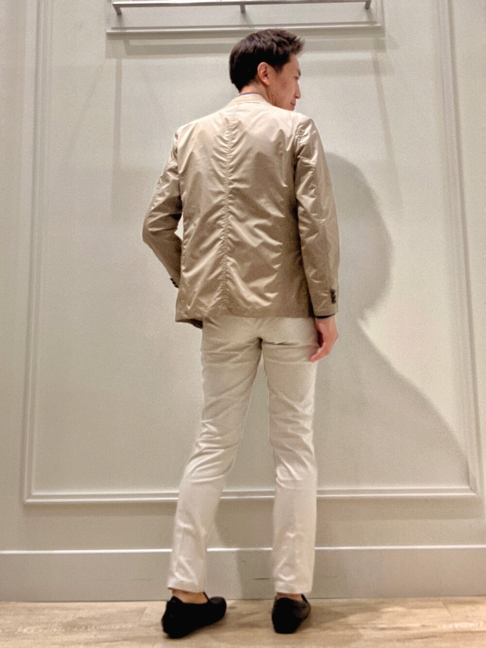 グレー系のチノパンツ、ブルー系のシャツ/ブラウス、ベージュ系のテーラードジャケットを着用したメンズの冬コーディネートの4枚目の写真