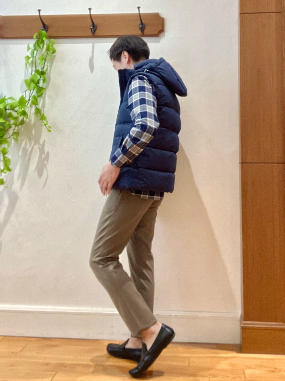 ブルー系のダウンベスト、ブルー系のシャツ/ブラウス、ブラウン系のその他パンツを着用したメンズの冬コーディネートの4枚目の写真