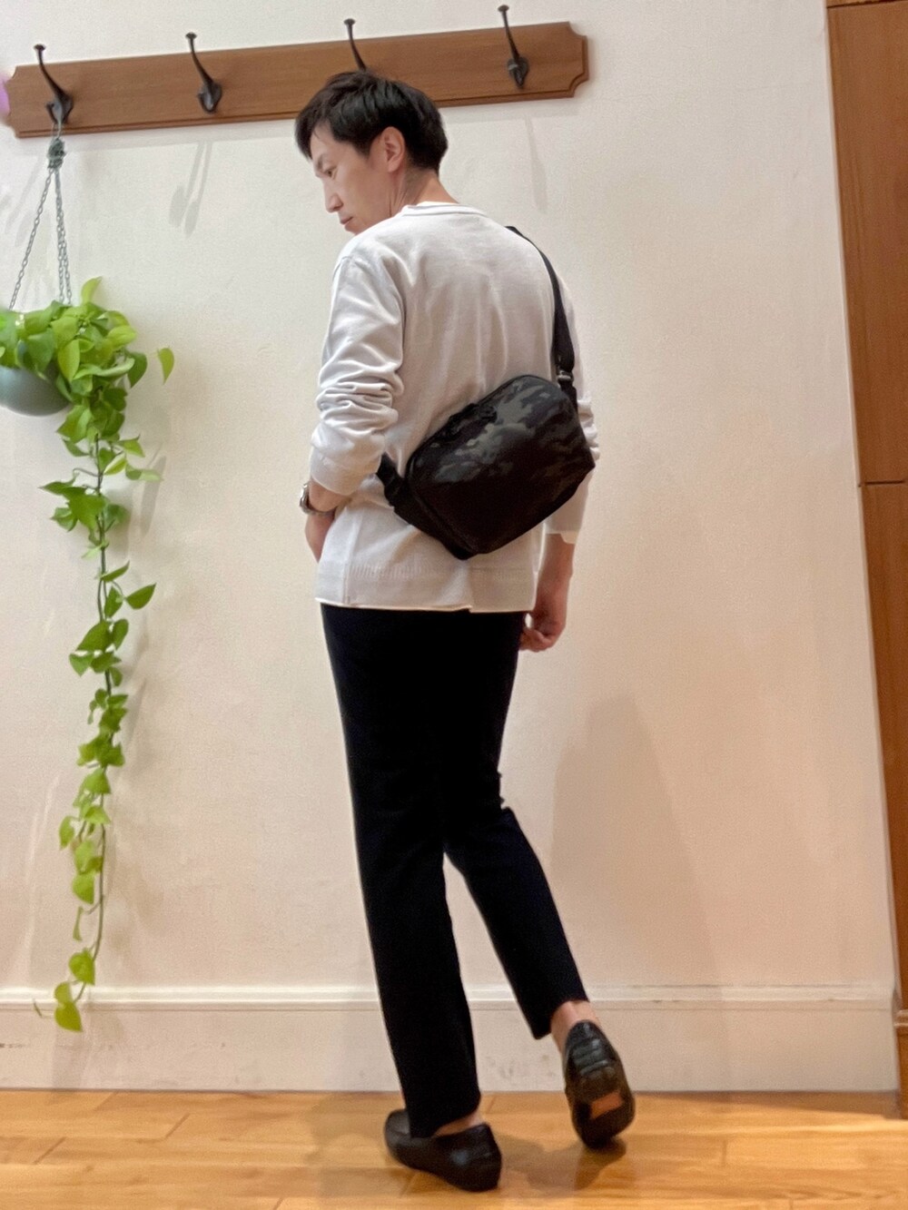 ブルー系のその他パンツ、ブラック系のショルダーバッグ、グレー系のニット/セーターを着用したメンズの秋コーディネートの4枚目の写真
