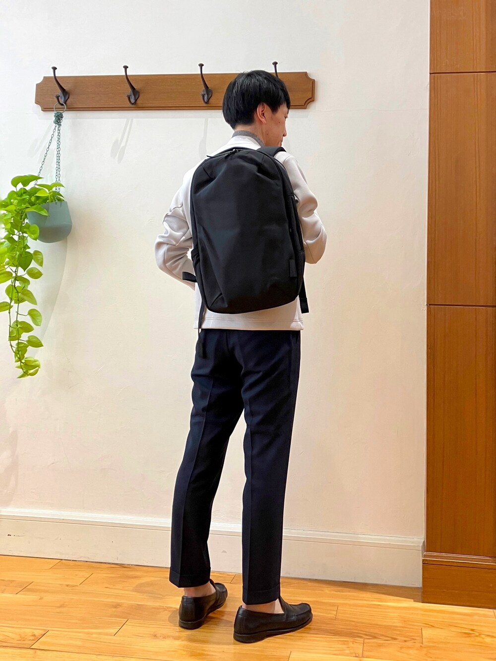 ベージュ系のブルゾン、ブラック系のビジネスシャツ、ブラック系のバックパック/リュックを着用したメンズの春コーディネートの3枚目の写真