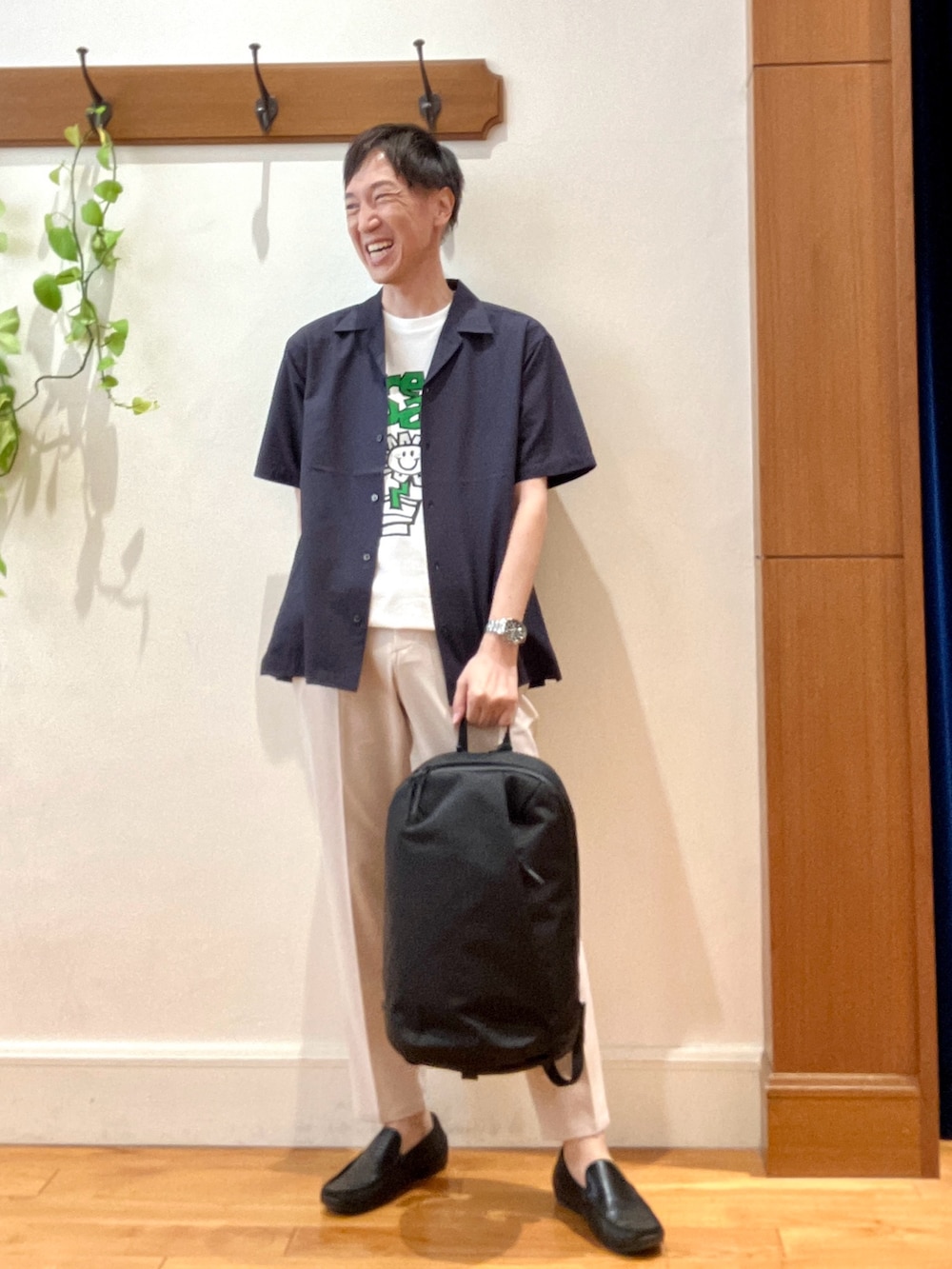 ホワイト系のTシャツ/カットソー、ブルー系のシャツ/ブラウス、ブラック系のバックパック/リュックを着用したメンズの夏コーディネートの2枚目の写真