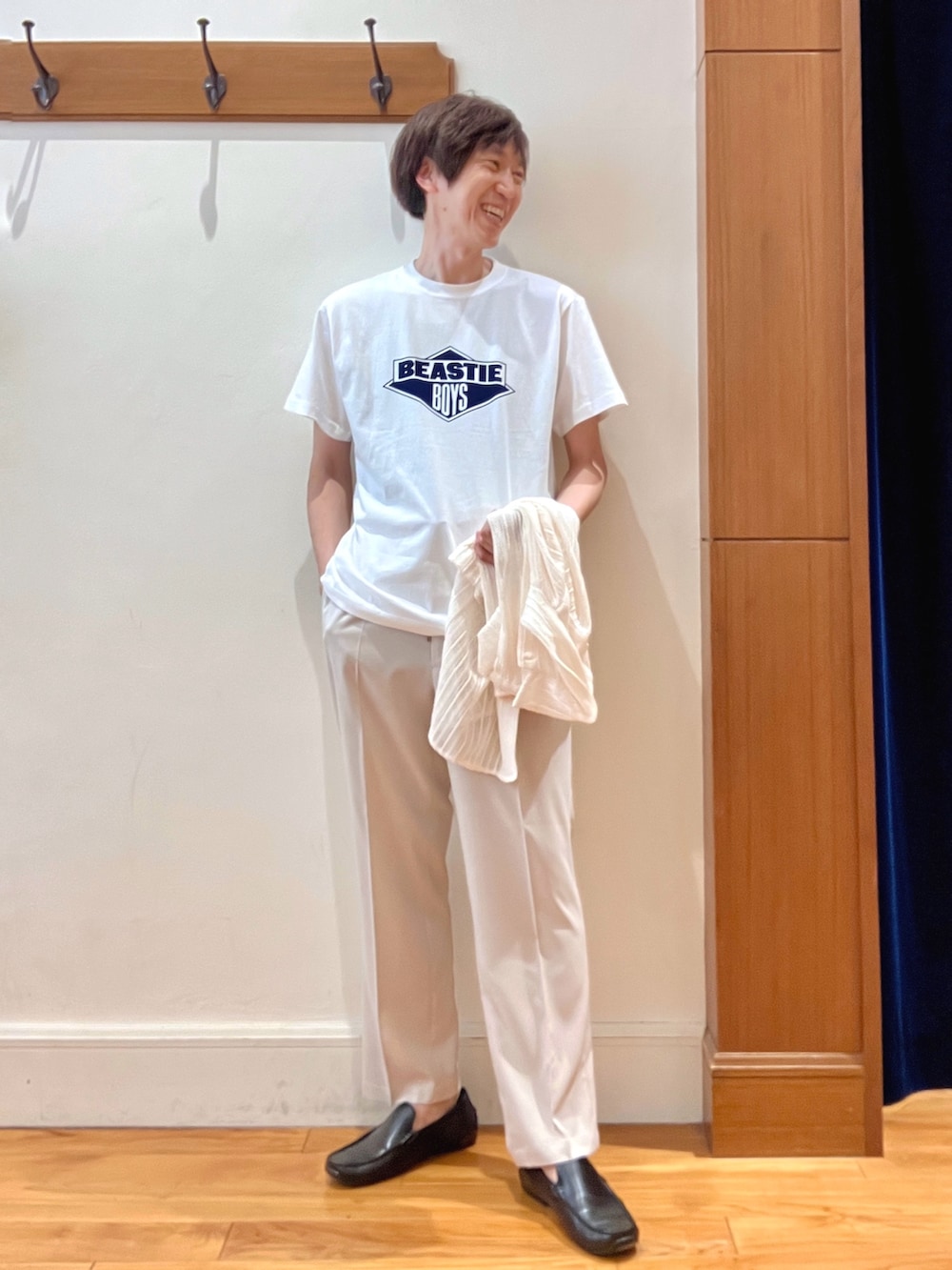 ホワイト系のTシャツ/カットソー、ホワイト系のシャツ/ブラウス、ホワイト系のスラックスを着用したメンズの夏コーディネートの7枚目の写真
