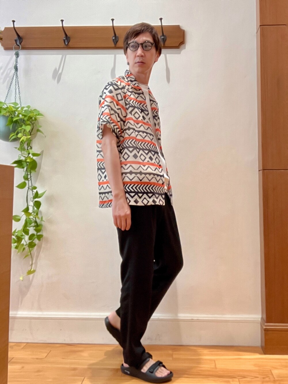 ブラック系のサンダル、ブラック系のその他パンツ、ホワイト系のTシャツ/カットソーを着用したメンズの夏コーディネートの5枚目の写真