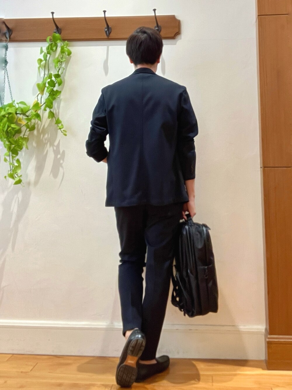 ブルー系のテーラードジャケット、ホワイト系のTシャツ/カットソー、ブルー系のその他パンツを着用したメンズの冬コーディネートの3枚目の写真