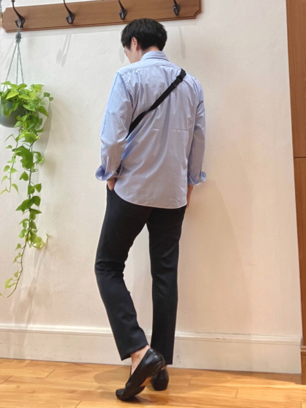 グリーン系のショルダーバッグ、ホワイト系のTシャツ/カットソー、ブルー系のその他パンツを着用したメンズの秋コーディネートの5枚目の写真