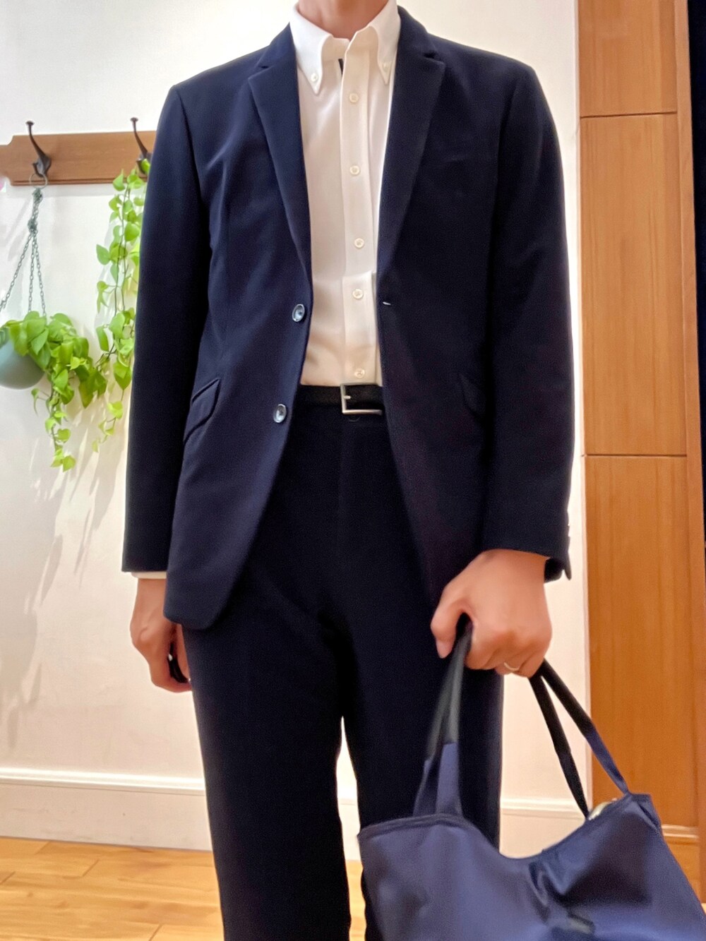 ブルー系のテーラードジャケット、ホワイト系のシャツ/ブラウス、ブラック系のその他パンツを着用したメンズの秋コーディネートの9枚目の写真