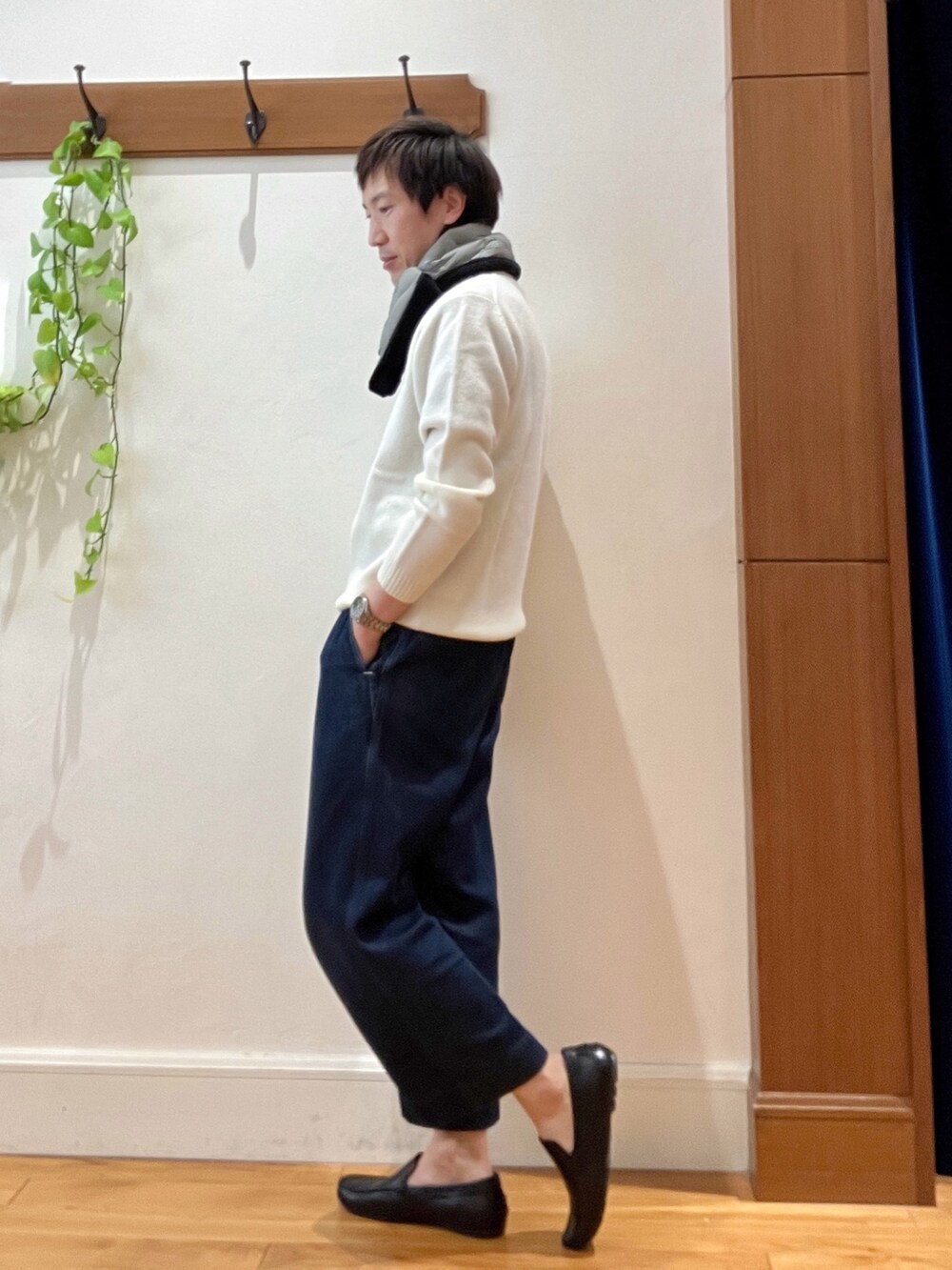 ホワイト系のニット/セーター、グリーン系のマフラーを着用したメンズの秋コーディネートの3枚目の写真