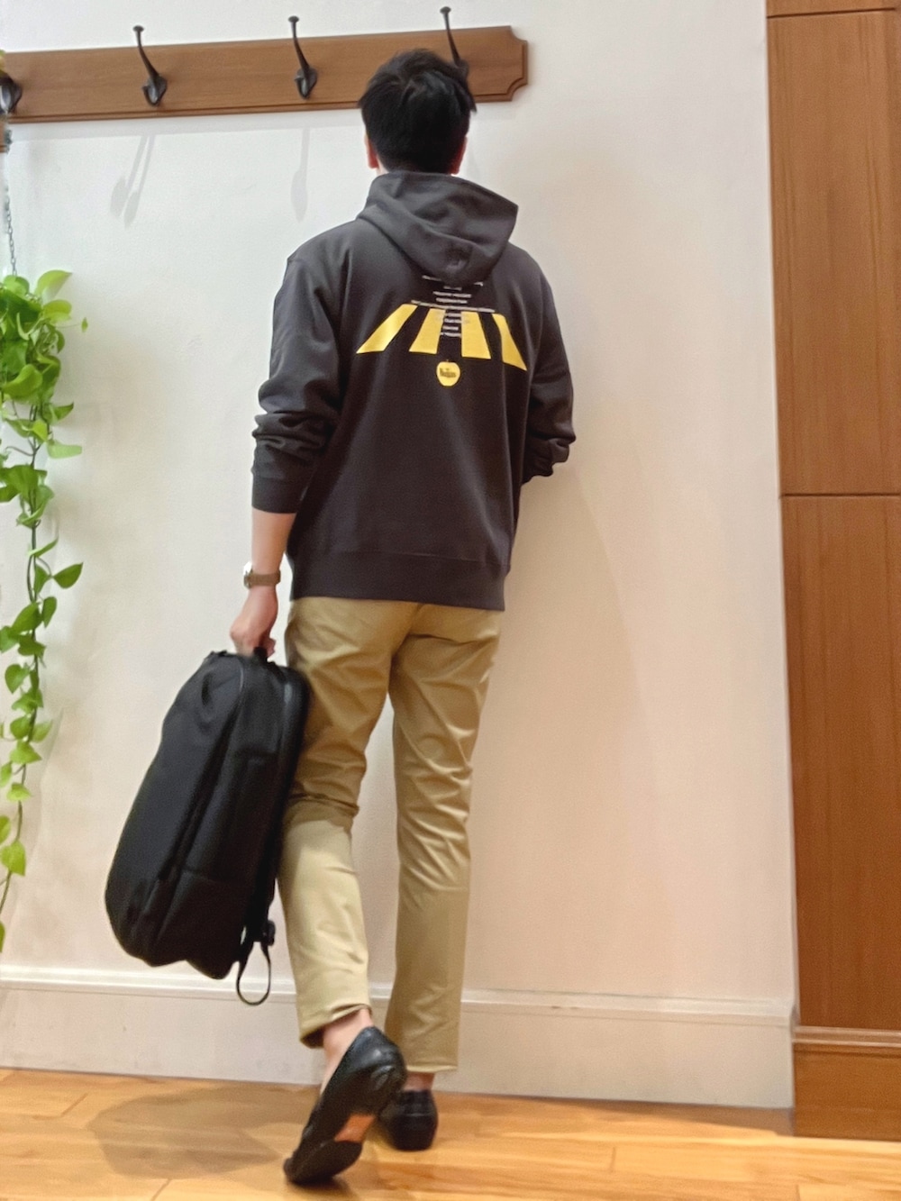 ベージュ系のその他パンツ、ブラック系のパーカー、ブラック系のバックパック/リュックを着用したメンズの秋コーディネートの5枚目の写真