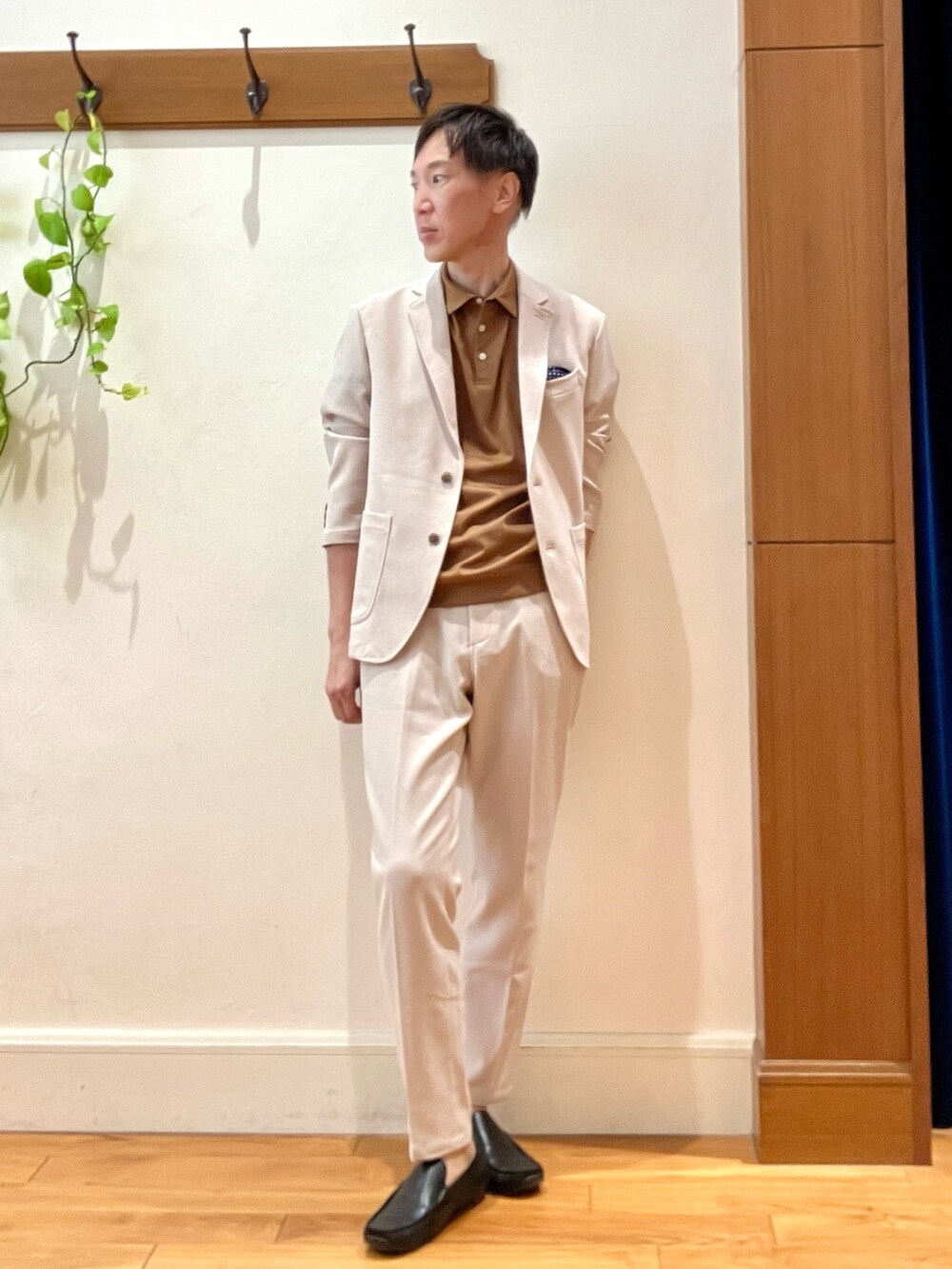 ベージュ系のその他パンツ、イエロー系のポロシャツ、ベージュ系のテーラードジャケットを着用したメンズの夏コーディネートの7枚目の写真