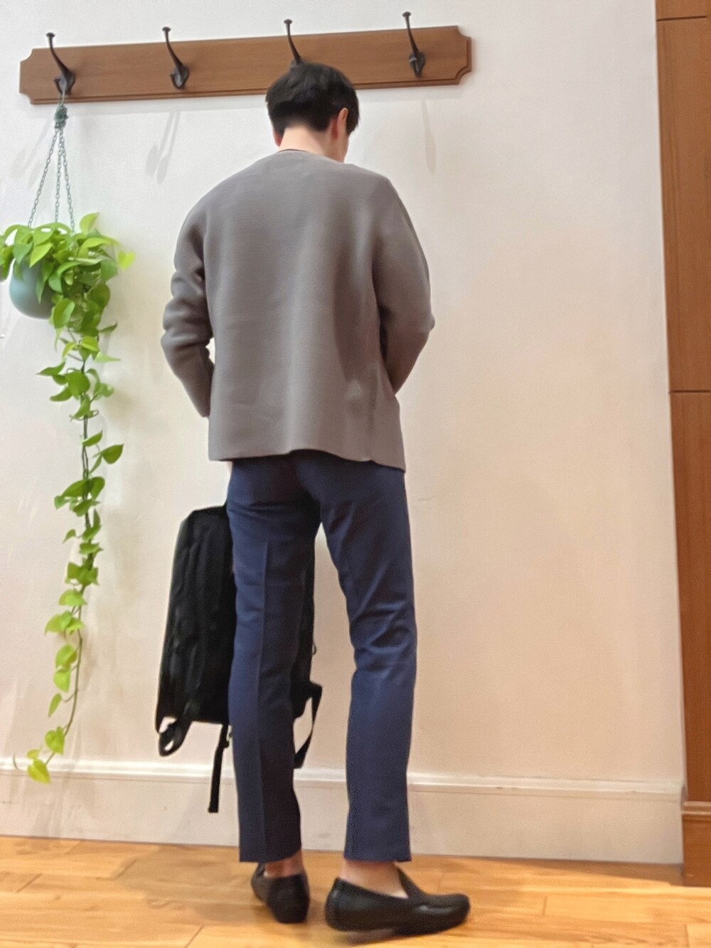 グリーン系のカーディガン/ボレロ、ブラック系のTシャツ/カットソー、ブルー系のバックパック/リュックを着用したメンズの秋コーディネートの6枚目の写真