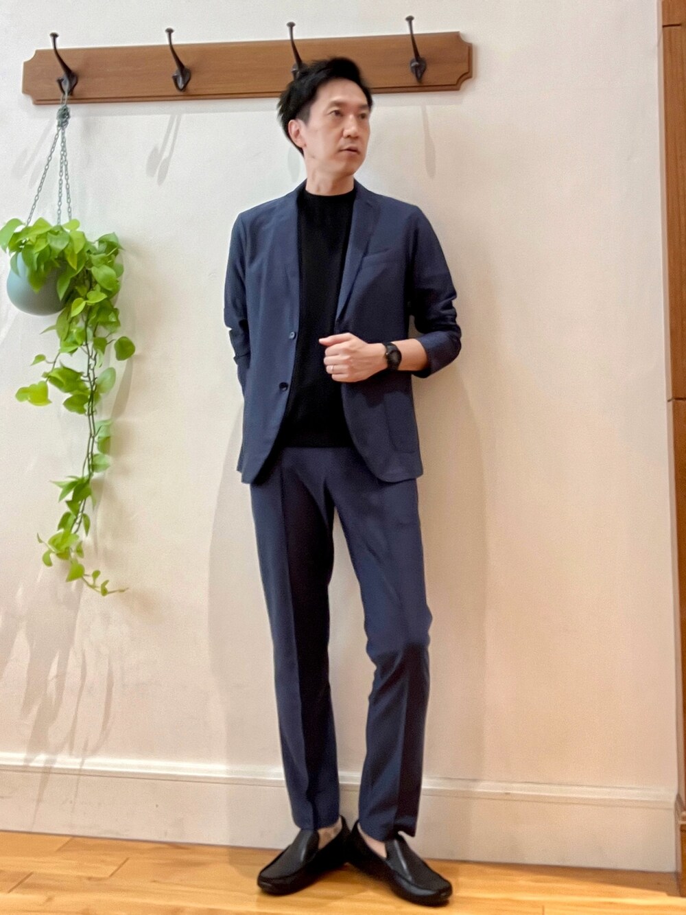 ブラック系のTシャツ/カットソー、ブルー系のその他パンツ、ブルー系のテーラードジャケットを着用したメンズの夏コーディネートの2枚目の写真