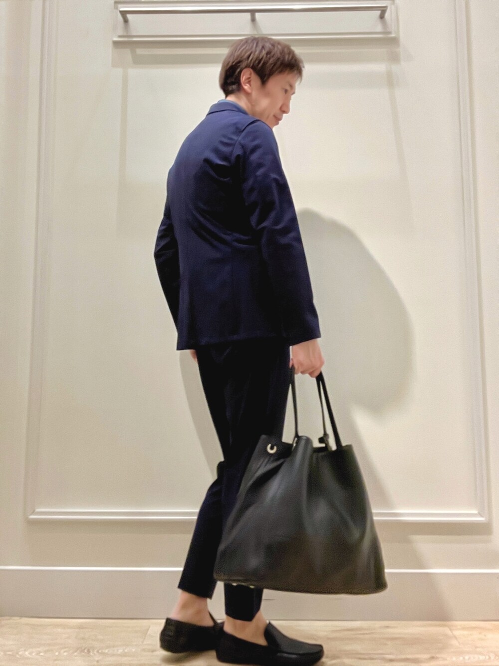 ブルー系のシャツ/ブラウス、ブルー系のネクタイ、ブルー系のテーラードジャケットを着用したメンズの春コーディネートの6枚目の写真