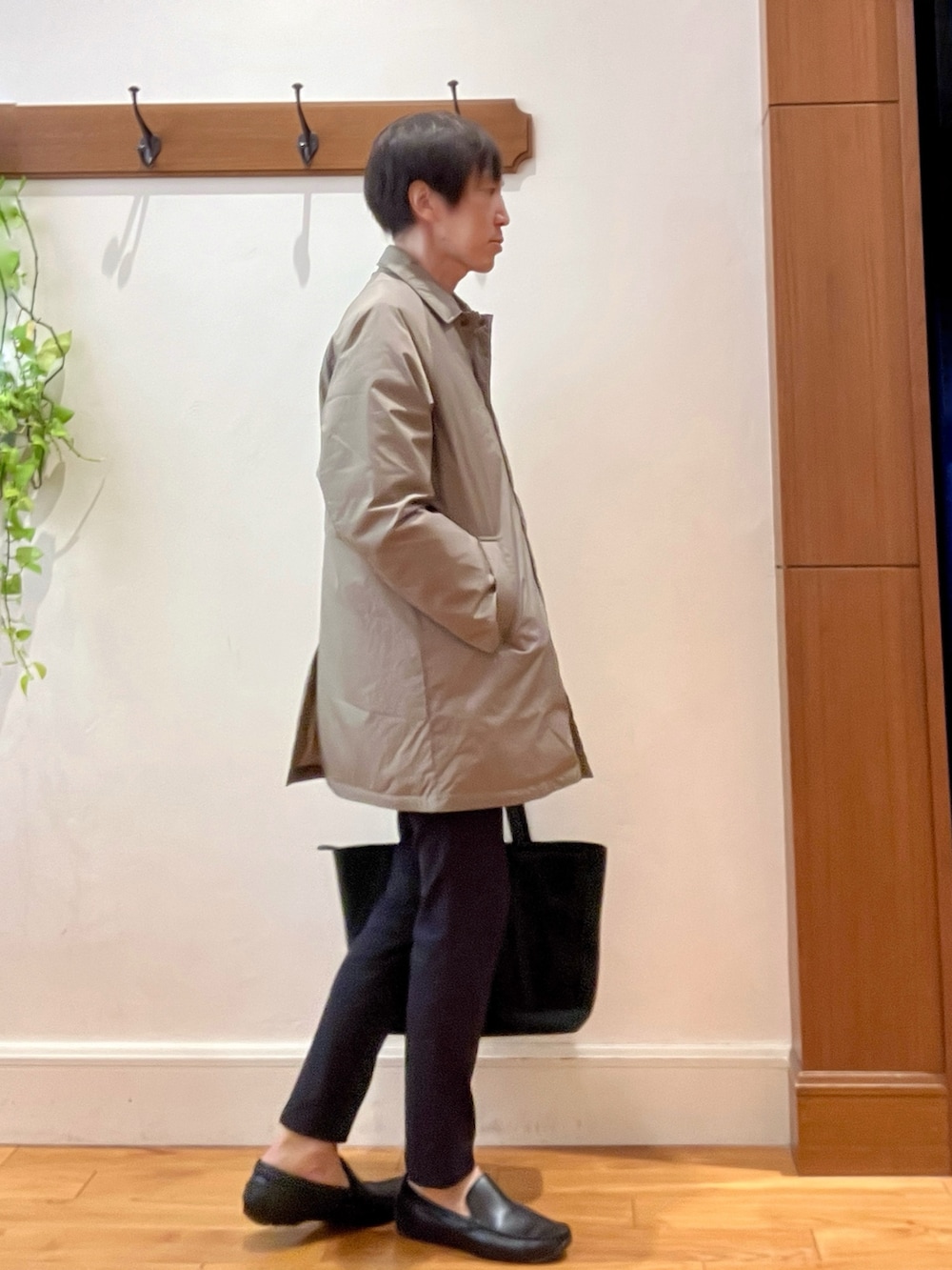 ベージュ系のダウンジャケット/コート、ブルー系のテーラードジャケット、ブルー系のその他パンツを着用したメンズの秋コーディネートの5枚目の写真