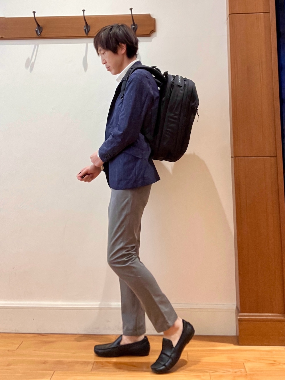 ブルー系のテーラードジャケット、ホワイト系のシャツ/ブラウス、グレー系のその他パンツを着用したメンズの春コーディネートの3枚目の写真