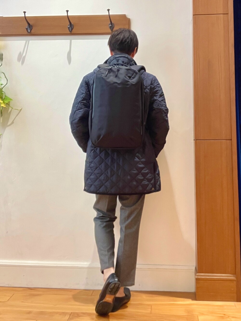 ブラック系のバックパック/リュック、グレー系のその他パンツ、ホワイト系のシャツ/ブラウスを着用したメンズの秋コーディネートの6枚目の写真