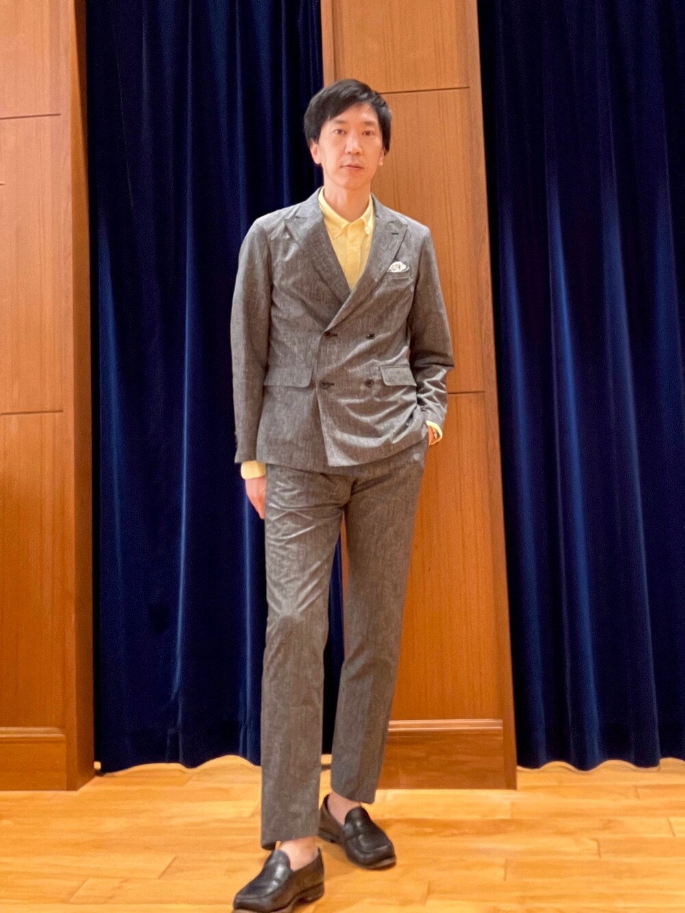 グレー系のテーラードジャケット、イエロー系のシャツ/ブラウス、グレー系のその他パンツを着用したメンズの春コーディネートの7枚目の写真