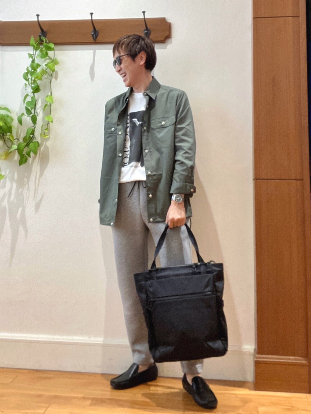 グリーン系のシャツ/ブラウス、ホワイト系のTシャツ/カットソー、グレー系のその他パンツを着用したメンズの秋コーディネートの2枚目の写真