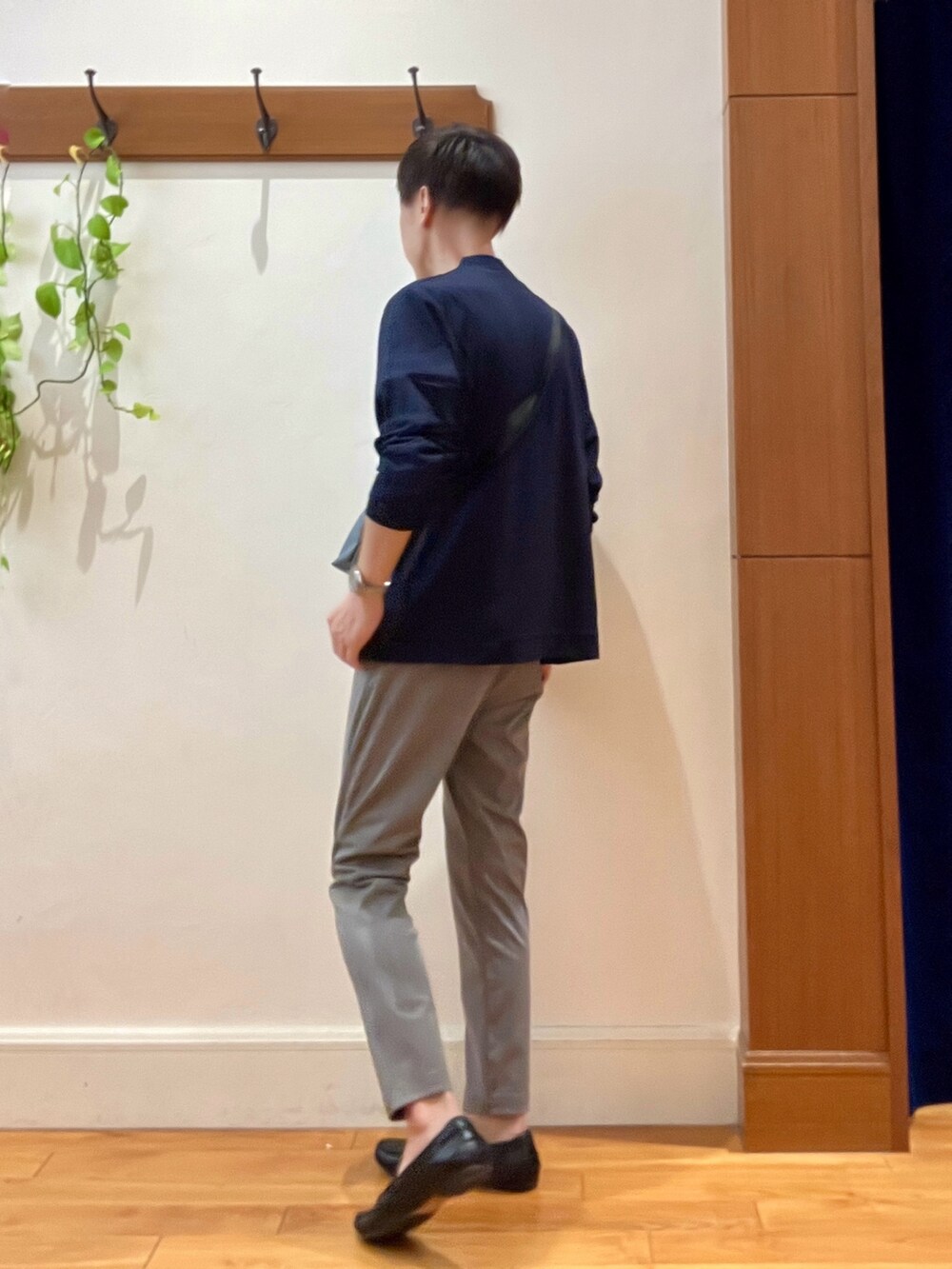 グレー系のその他パンツ、ホワイト系のTシャツ/カットソー、ブルー系のショルダーバッグを着用したメンズの秋コーディネートの4枚目の写真