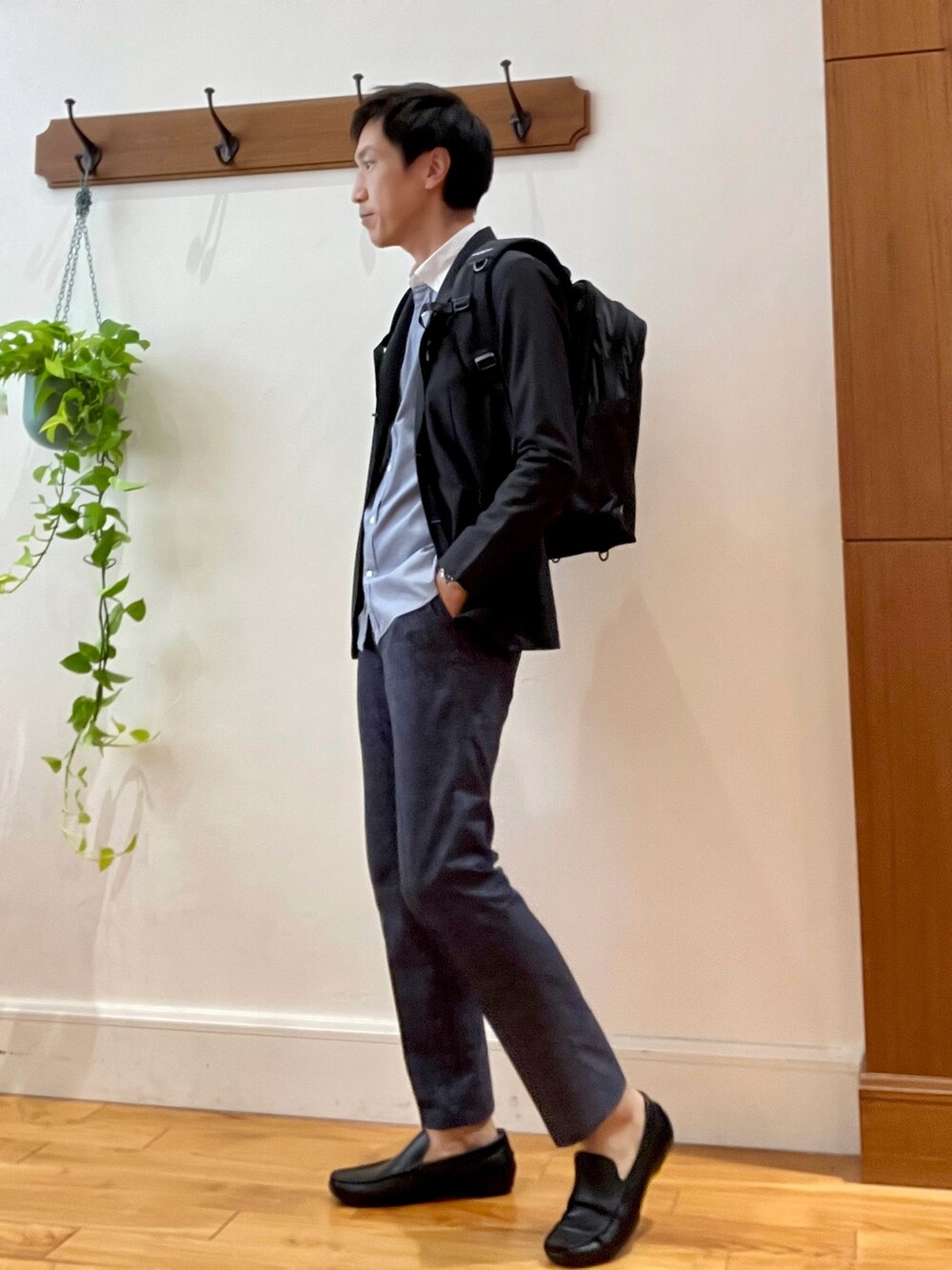 ブラック系のバックパック/リュック、グレー系のテーラードジャケット、ブルー系のシャツ/ブラウスを着用したメンズの夏コーディネートの3枚目の写真