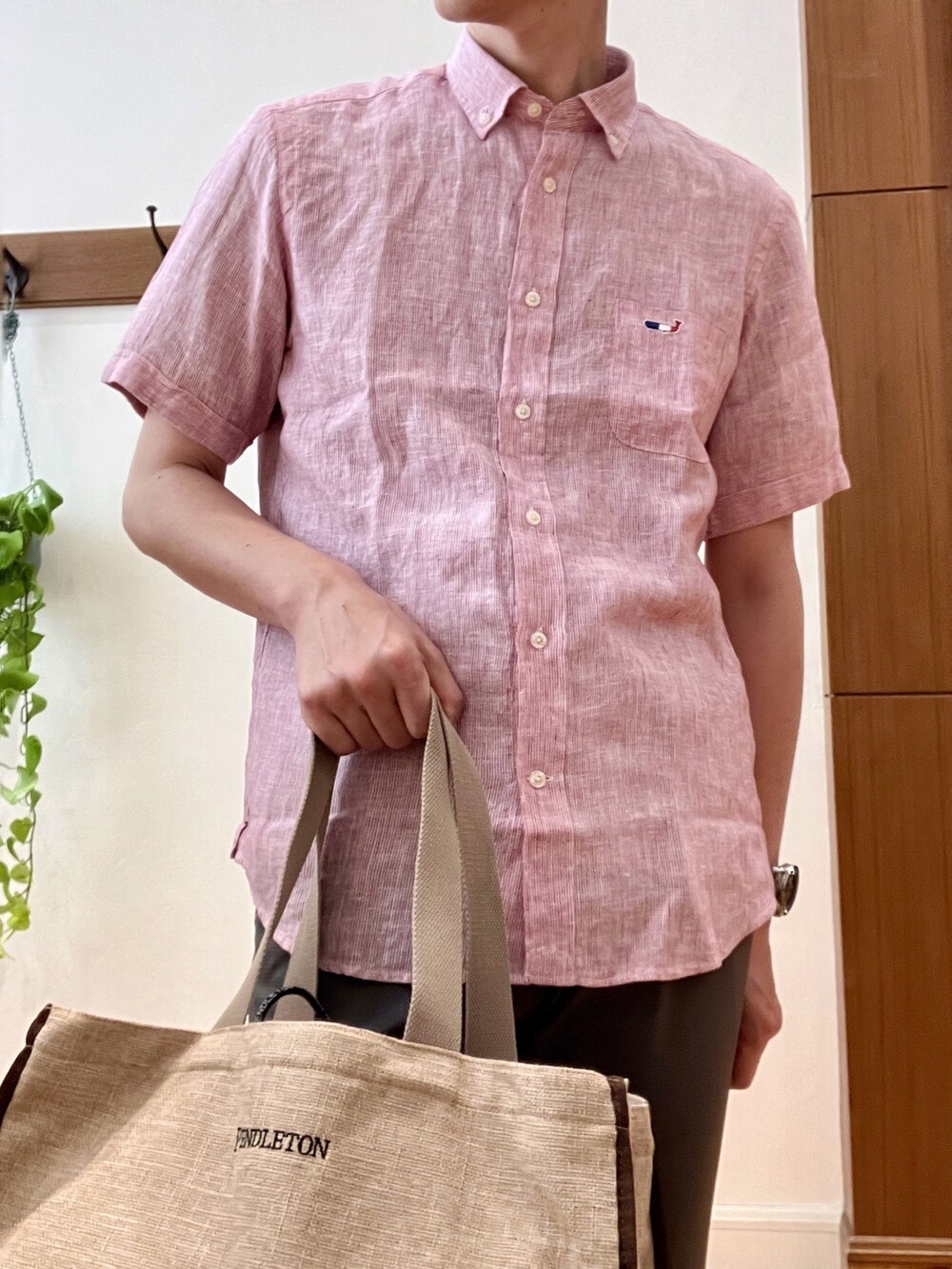 レッド系のシャツ/ブラウス、グレー系のその他パンツ、ベージュ系のトートバッグを着用したメンズの春コーディネートの8枚目の写真