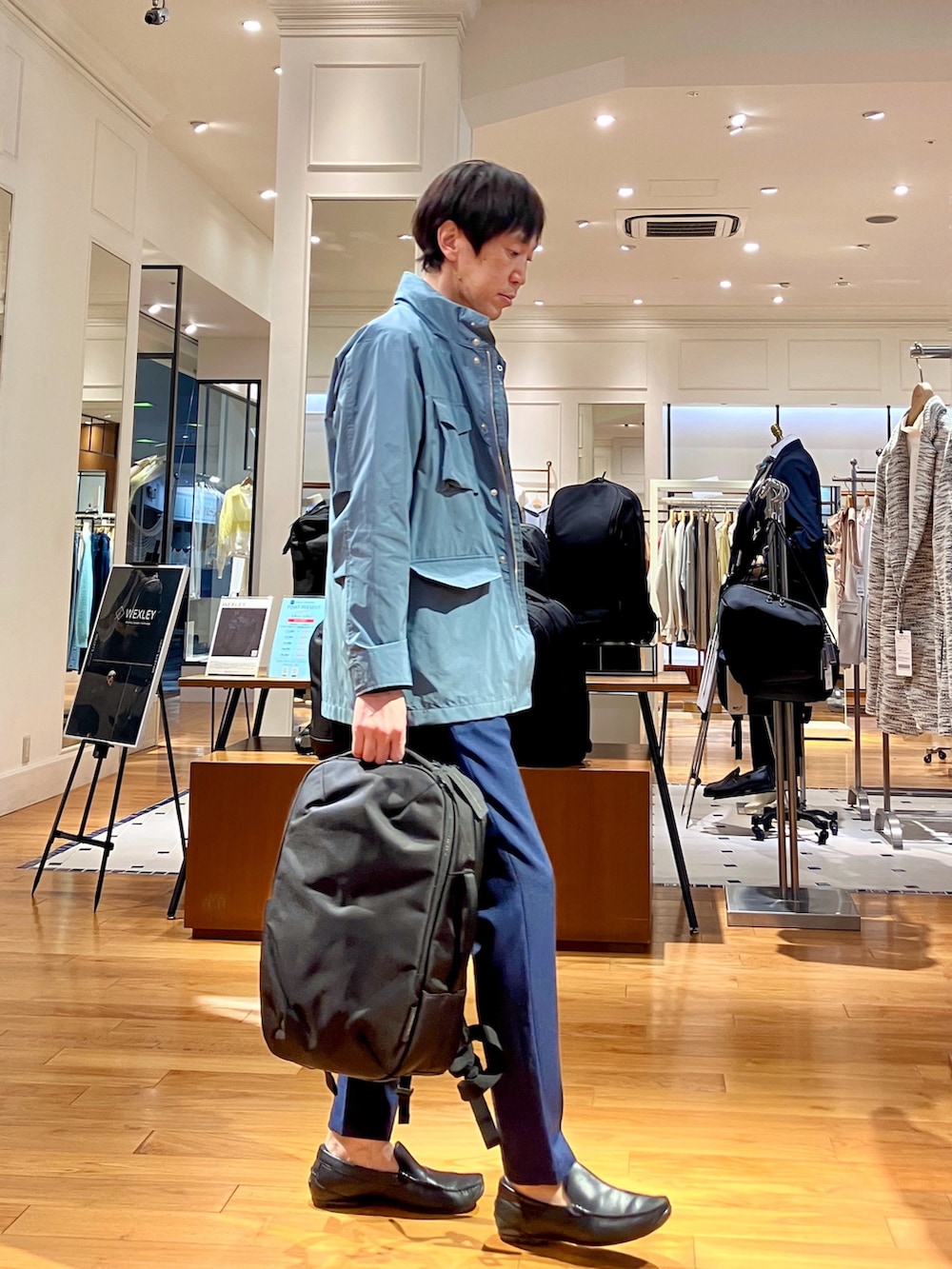 グリーン系のシャツ/ブラウス、ブルー系のブルゾン、ブルー系のカーディガン/ボレロを着用したメンズの冬コーディネートの6枚目の写真