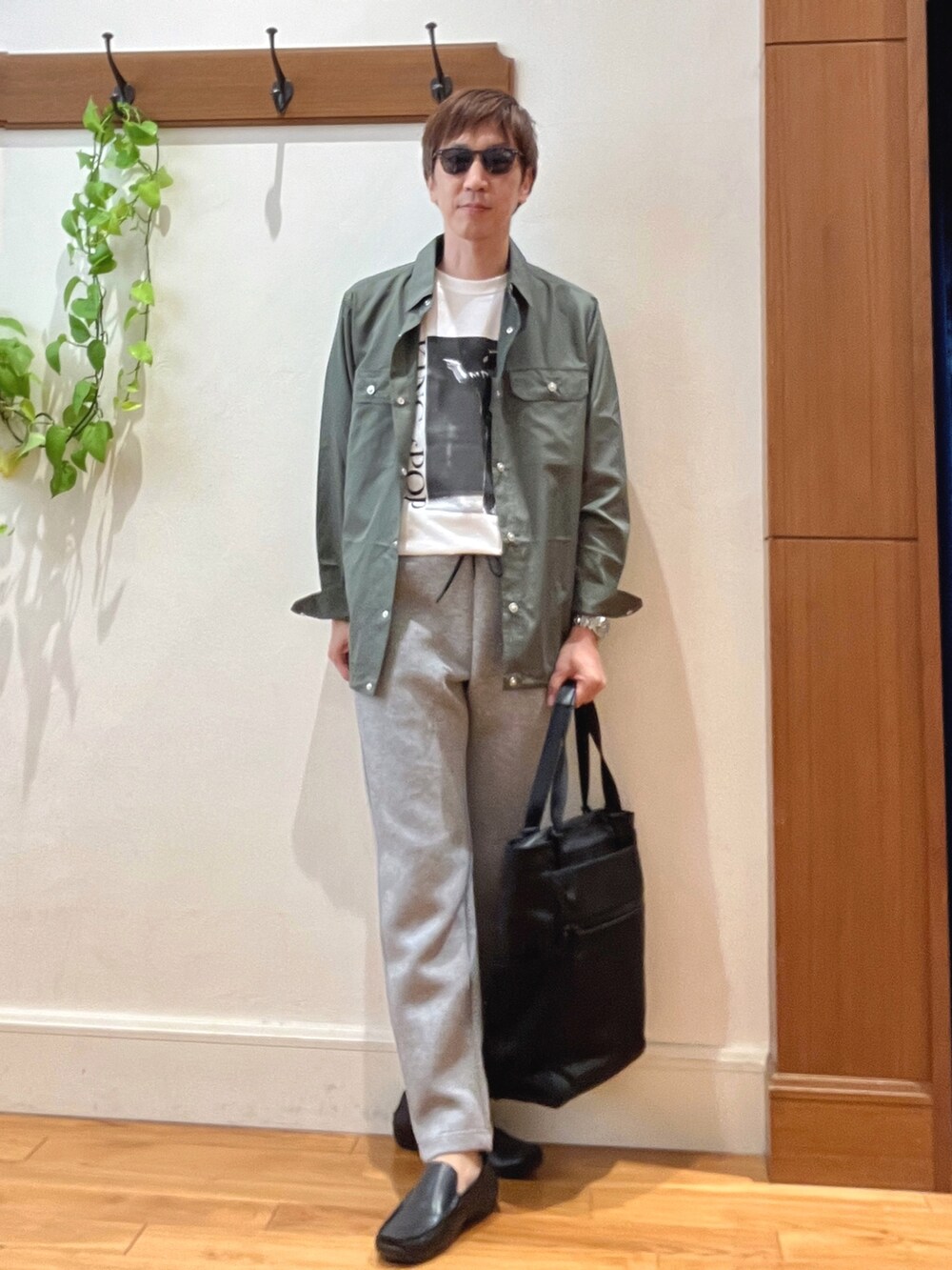 グリーン系のシャツ/ブラウス、ホワイト系のTシャツ/カットソー、グレー系のその他パンツを着用したメンズの秋コーディネートの3枚目の写真