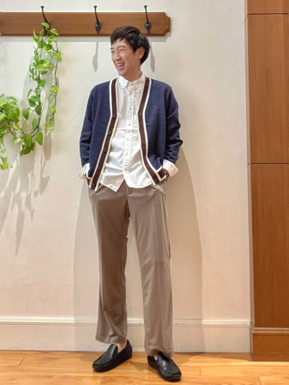 ホワイト系のシャツ/ブラウス、ブルー系のカーディガン/ボレロ、ベージュ系のその他パンツを着用したメンズの秋コーディネートの8枚目の写真