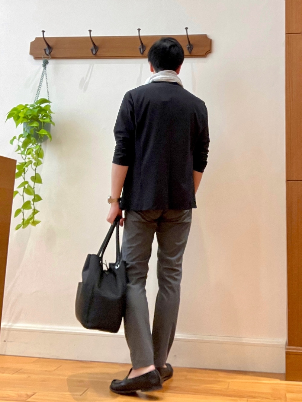 ブラック系のトートバッグ、グレー系のカーディガン/ボレロ、グレー系のその他パンツを着用したメンズの春コーディネートの6枚目の写真