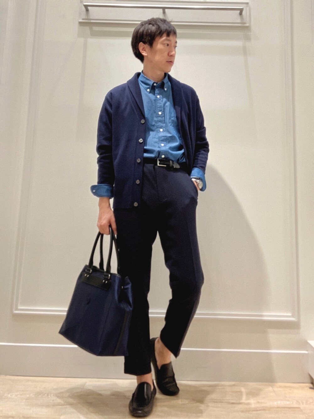 ブルー系のカーディガン/ボレロ、ブルー系のシャツ/ブラウス、ブラック系のトートバッグを着用したメンズの秋コーディネートの6枚目の写真