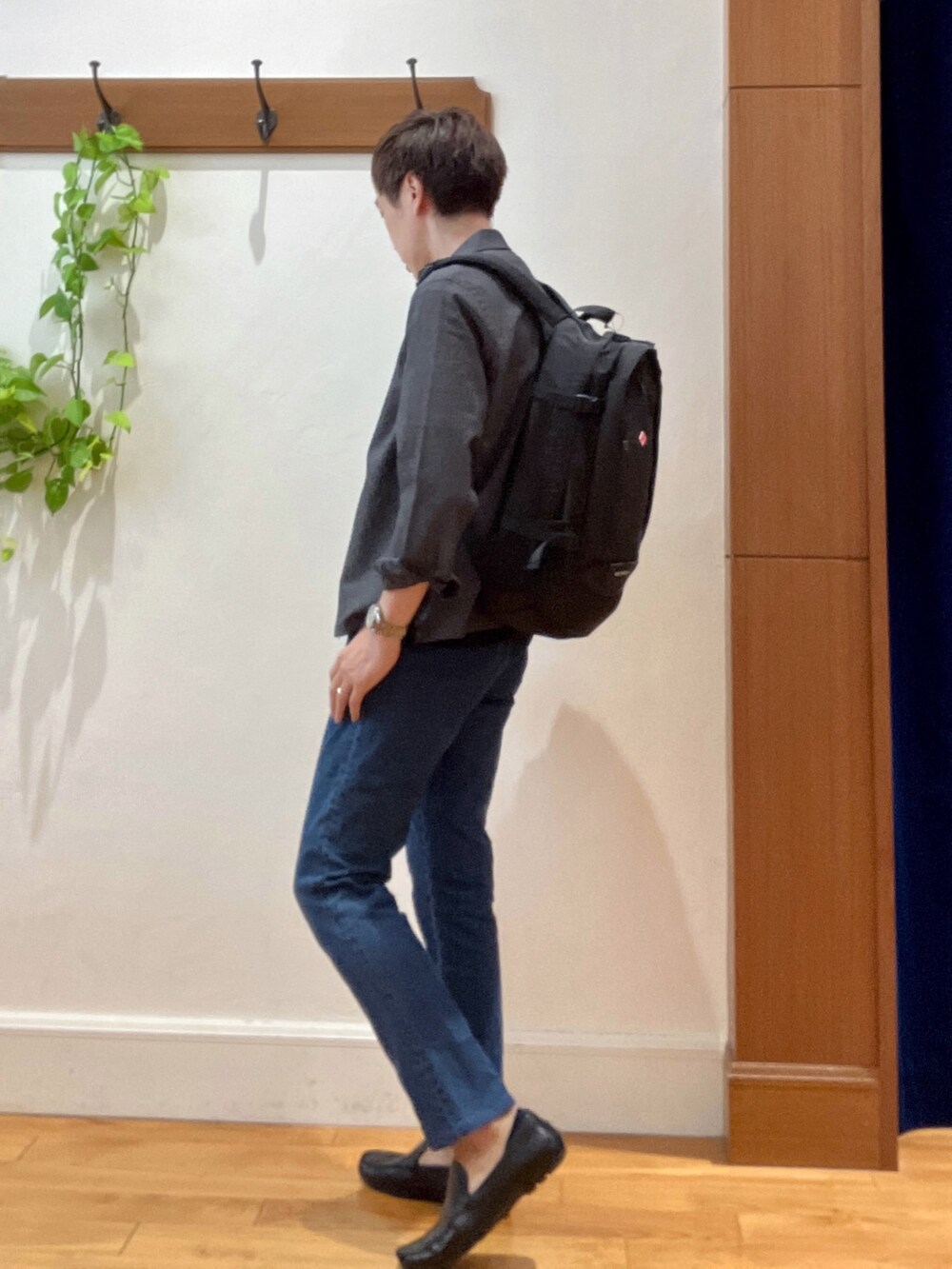 ブラック系のバックパック/リュック、ブルー系のデニムパンツ、ブラック系のTシャツ/カットソーを着用したメンズの夏コーディネートの4枚目の写真