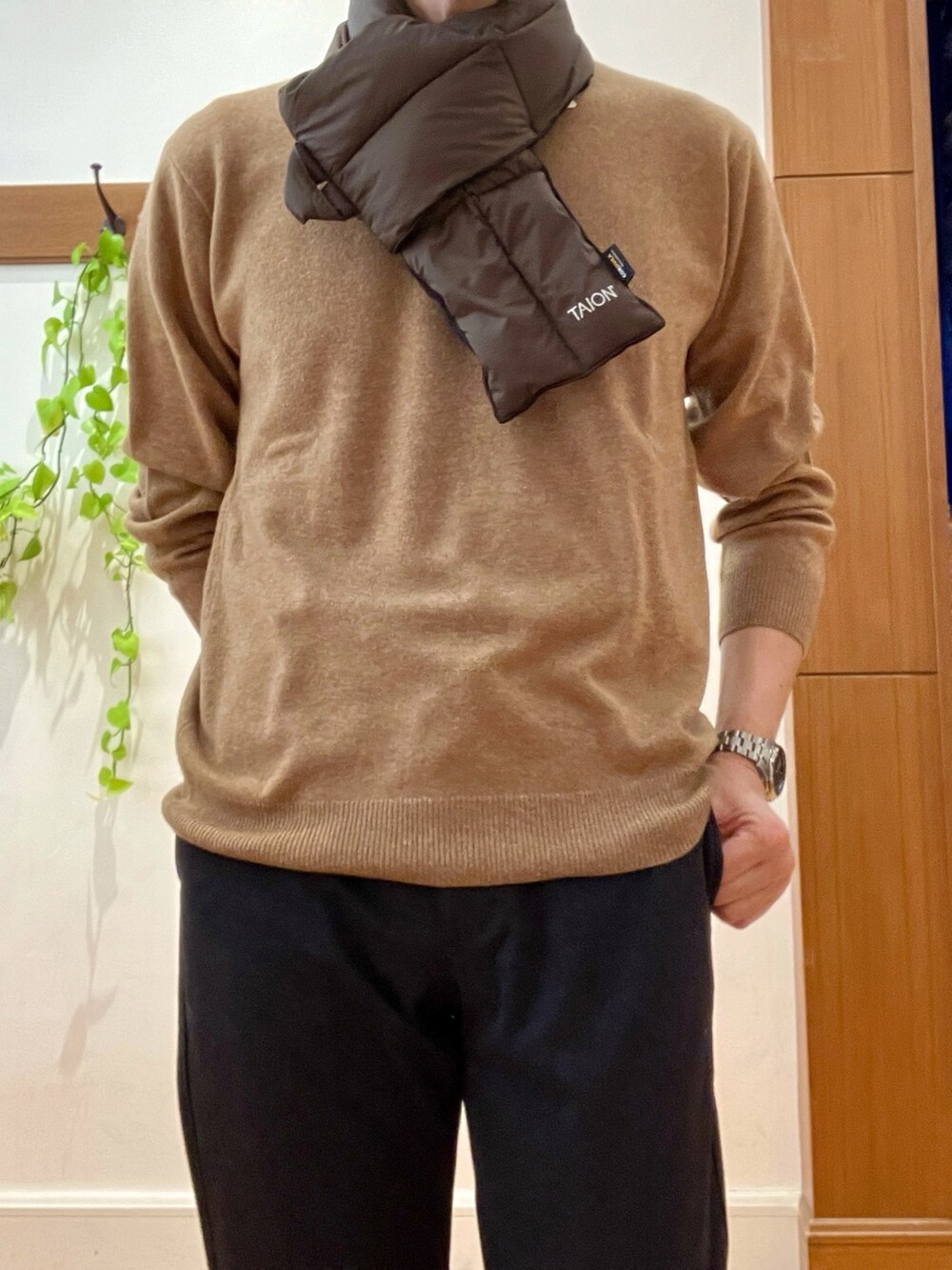 ベージュ系のニット/セーター、ブルー系のその他パンツ、ブラウン系のマフラーを着用したメンズの冬コーディネートの8枚目の写真