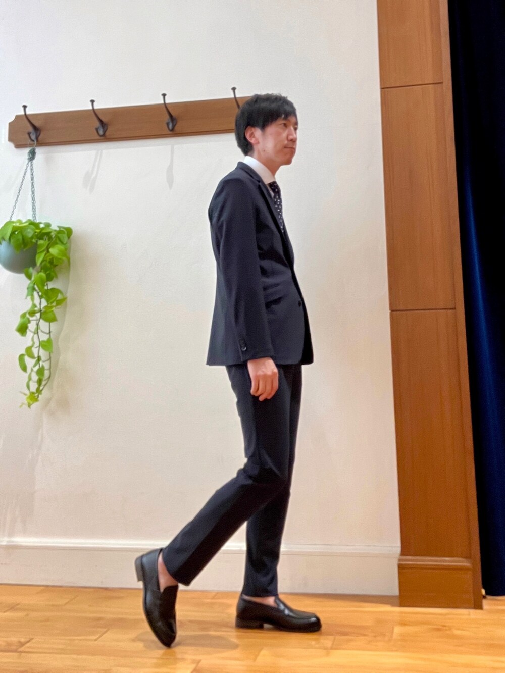 ブラック系のローファー、ブルー系のその他パンツ、ブルー系のネクタイを着用したメンズの冬コーディネートの4枚目の写真