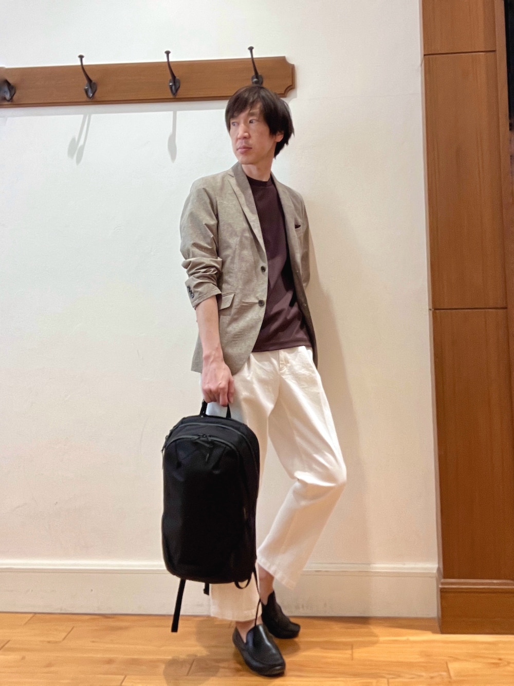 ベージュ系のテーラードジャケット、ブラウン系のTシャツ/カットソー、ホワイト系のデニムパンツを着用したメンズの春コーディネートの9枚目の写真