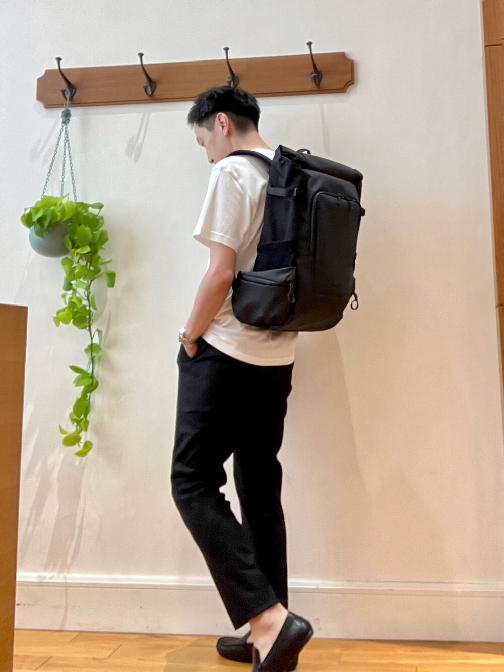 ホワイト系のTシャツ/カットソー、ブラック系のその他パンツ、ブラック系のバックパック/リュックを着用したメンズの夏コーディネートの8枚目の写真
