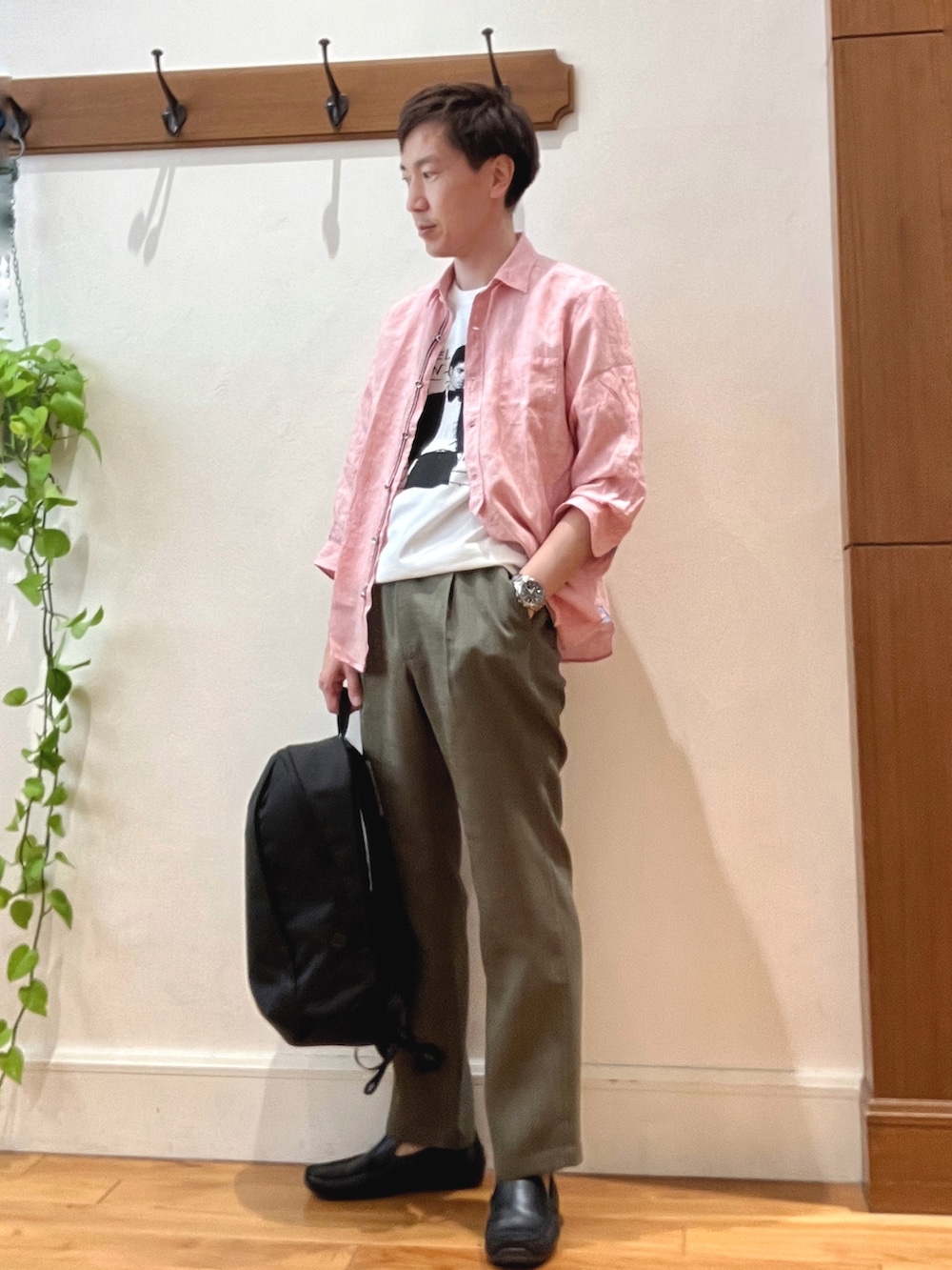レッド系のシャツ/ブラウス、ホワイト系のTシャツ/カットソー、グリーン系のその他パンツを着用したメンズの春コーディネートの2枚目の写真