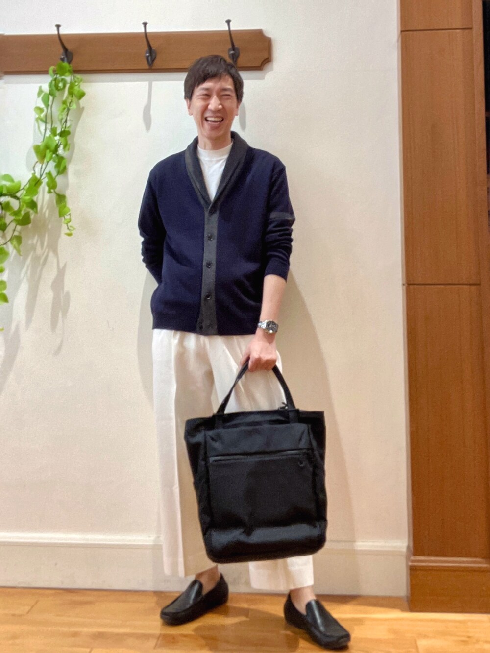 ブルー系のカーディガン/ボレロ、ホワイト系のTシャツ/カットソー、ホワイト系のデニムパンツを着用したメンズの冬コーディネートの2枚目の写真